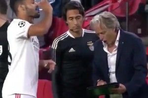 脾气火爆！当年主帅热苏斯被拉莫斯碰一下战术板 直接炸了