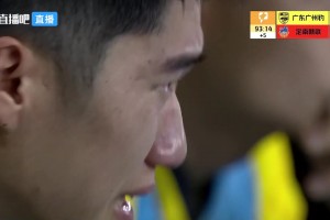 出自恒大足校的侯煜在替补眼含热泪，今天他帮助广州豹重回中超